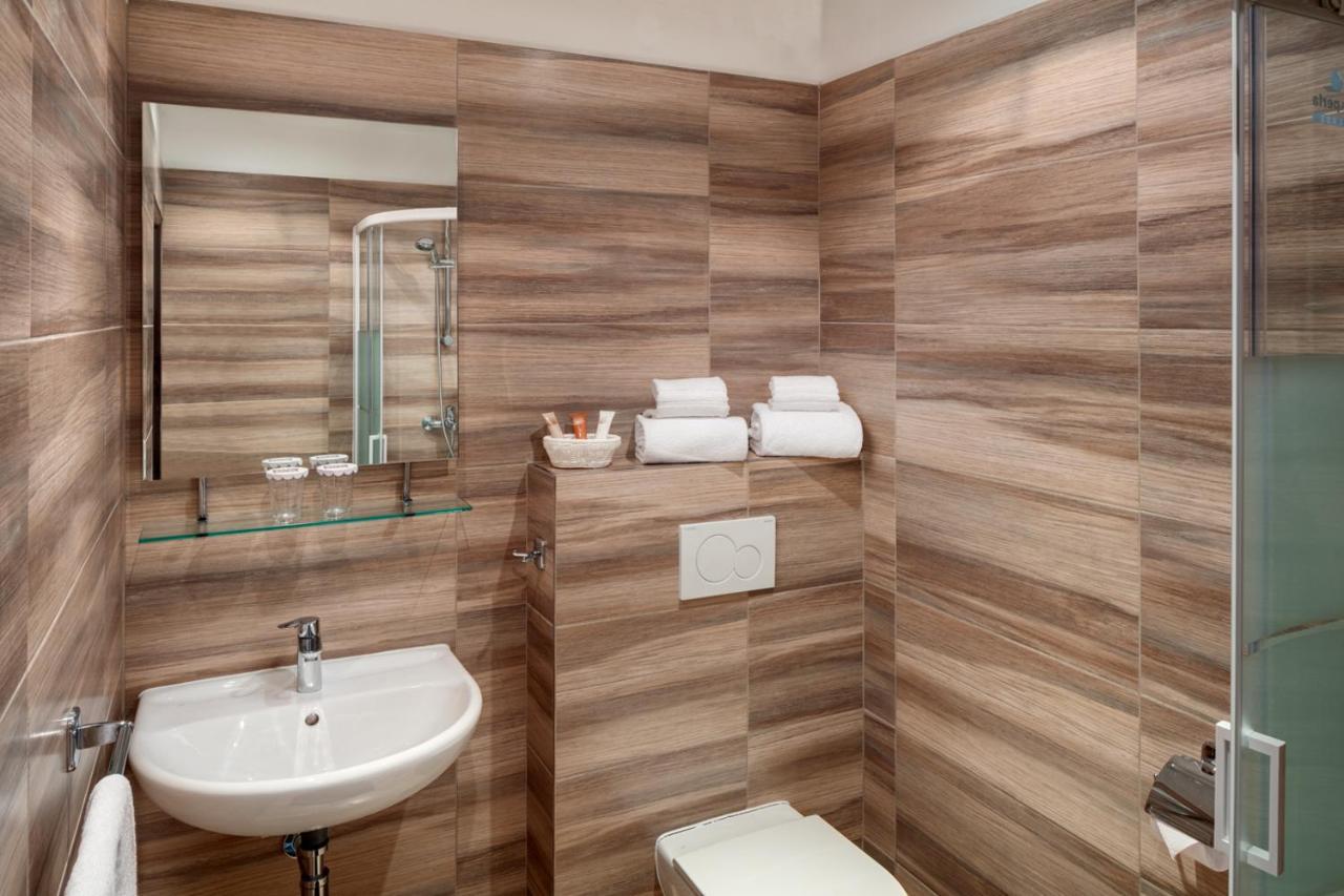 Hotel Atlas Benesov  Esterno foto
