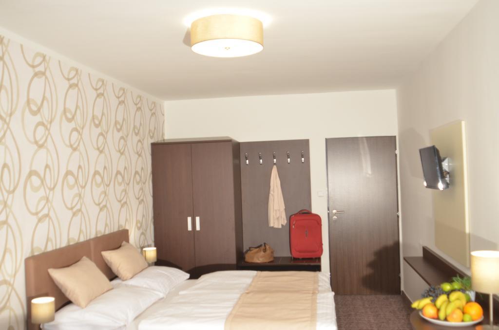 Hotel Atlas Benesov  Esterno foto