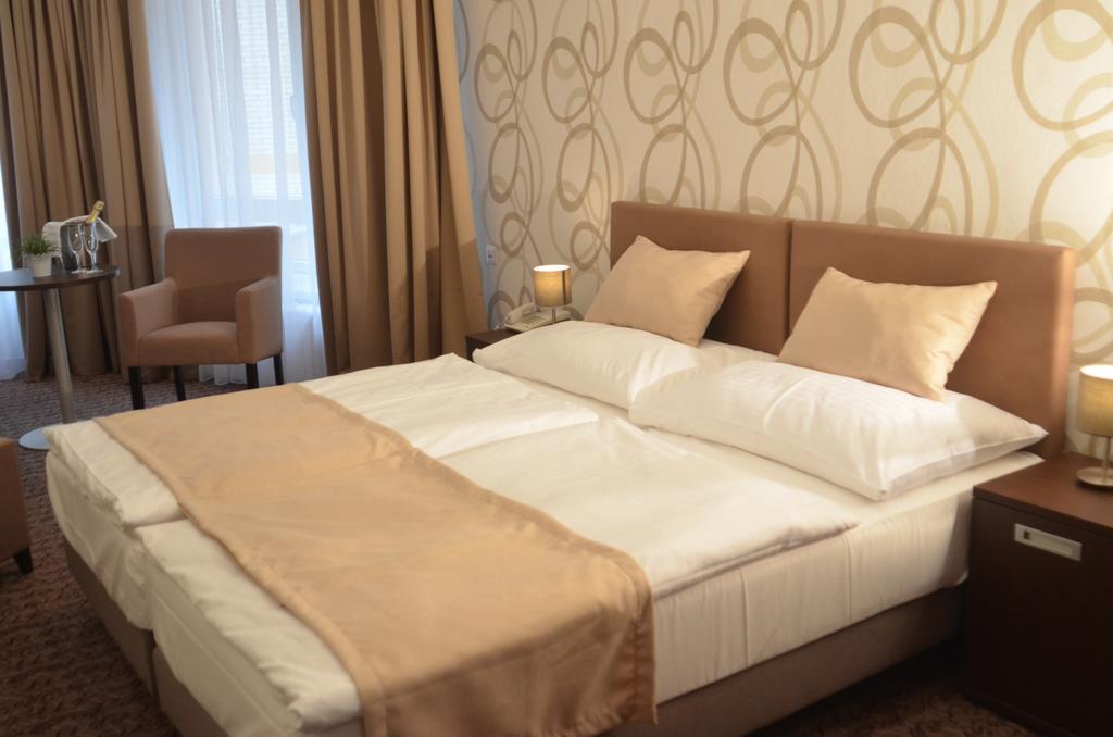Hotel Atlas Benesov  Esterno foto